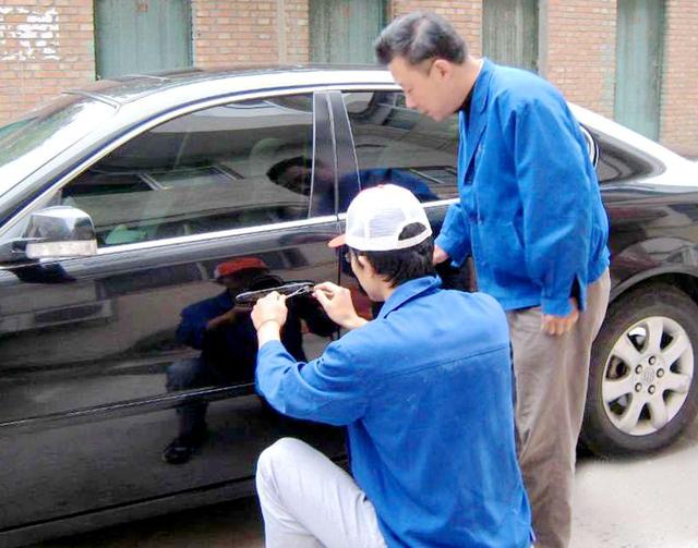 新村乡汽车钥匙丢在车里面怎么办?